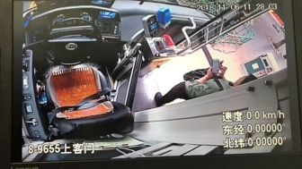 女子带宠物狗坐公交 遭司机拒绝倚靠车门拒不下车