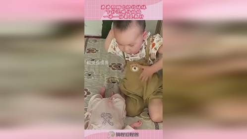 弟弟照顾吃奶的妹妹，下秒还模仿妈妈，一举一动都是教材！