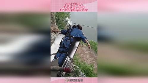 大山里的女人，出行全靠一根绳，脚下就是湍急的大河！