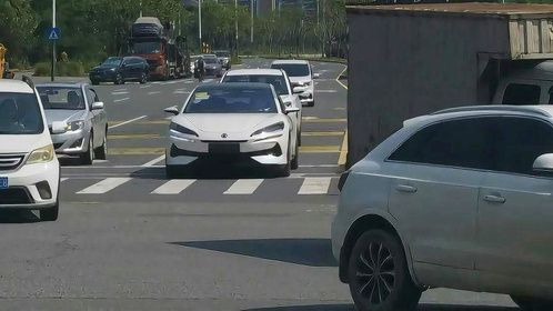 大爷街头耍绝招，这体格挺好啊，多才多艺的大爷！