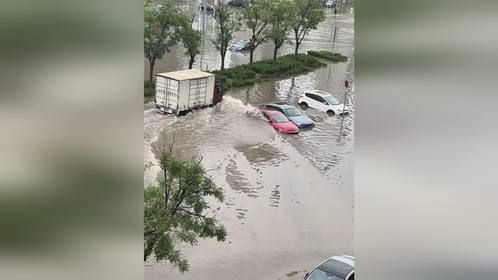 大雨过后路边停放小车被淹 网友：这车泡了保险赔吗