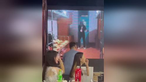 新郎结婚大学舍友放“黑料” 台下伴娘们笑出声