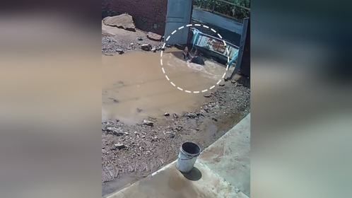 暴雨把家门口冲出大坑 孩子不小心掉入万幸旁边有大人