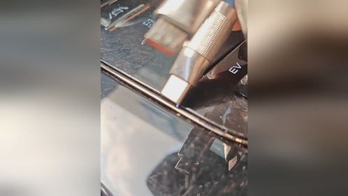 车主吐槽比亚迪漏电不敢用手碰 所以用数据线拍视频