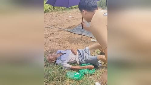两男子去钓鱼发现一位老人躺在地里，上前查看后拨打110 120