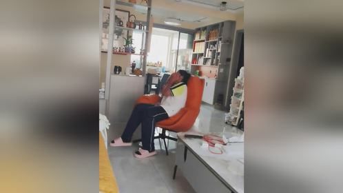 军训结束妈妈接了个小黑娃回来，女儿看着黑红的自己崩溃大哭