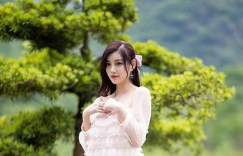 杨晨晨草地甜笑照,清新气质惊艳网络!