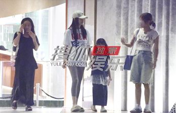 李小冉与好友聚餐 饭后牵着朋友女儿心情超好