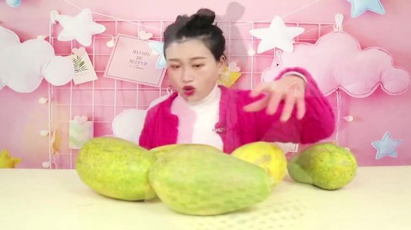 试吃10斤木瓜，这么大的木瓜，一个可以吃饱吗？