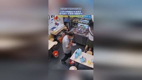 长大后才懂得父母的不易，60岁大爷骑自行车送外卖 看不清字 手拿放大镜看单号 ，“我愿用我的一切换你岁月平安”