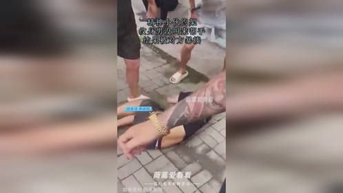 精神小伙约架，纹身男没叫来帮手，结果被对方暴揍！