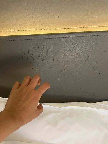 惊❗度假酒店大床房床头惊现抓痕