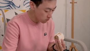 我这个老爸可知道心疼自己，我和儿子可吃的不一样呢！
