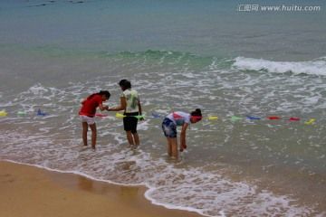 海边拾贝