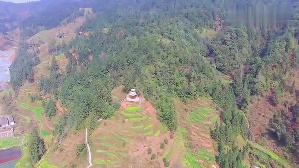 农村修建这奇特建筑，神似一个宝塔，所占地理位置堪称风水宝地