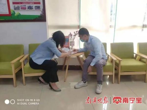 秀山社区工作人员填写“民情民意收集簿” （秀山社区供图）