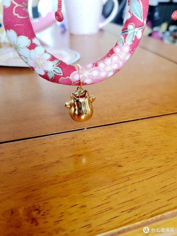 让猫咪化身招财猫。猫:不好意思没这功能。