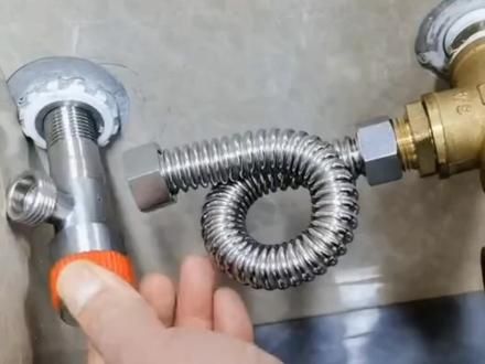 水电工耍阴招，水管靠墙太近根本没法安装角阀，卫浴师傅一招解决