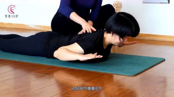 扣肩问题很严重?这个动作简单易学,帮你修复你的肩部
