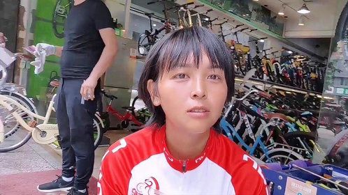 女孩大雨中赶路，自行车坏了，维修要40块，太贵了在坚持坚持吧
