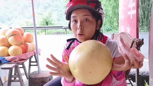 骑行妹子游四川，遇到卖柚子的大叔，20多块钱买了一个比我头都大