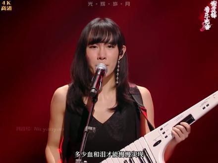 “年月把拥有变作失去，疲倦的双眼带着期望” 2018#中国好声音 #谢霆锋 携手战队成员演唱Beyond经典歌曲《光辉岁月》致敬偶像黄家驹#神级现场 #嗨翻全场 #好听到耳朵怀孕