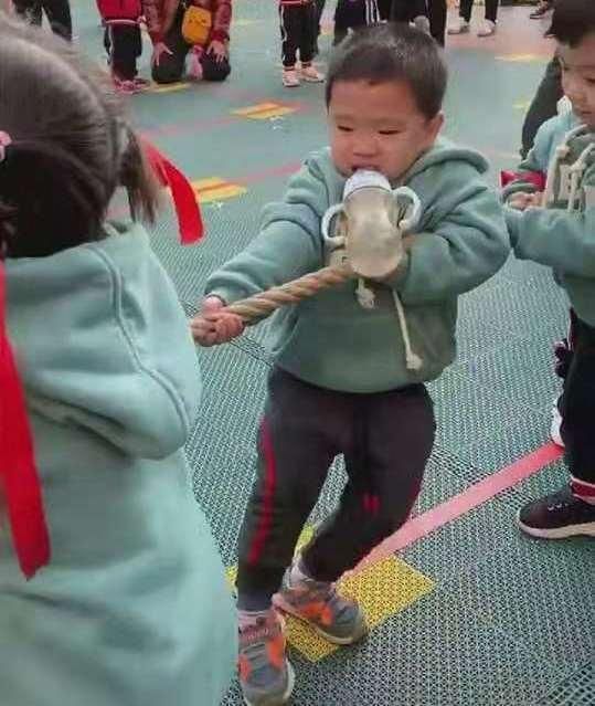 幼儿园宝宝参加拔河比赛吃奶的劲都使出来了！