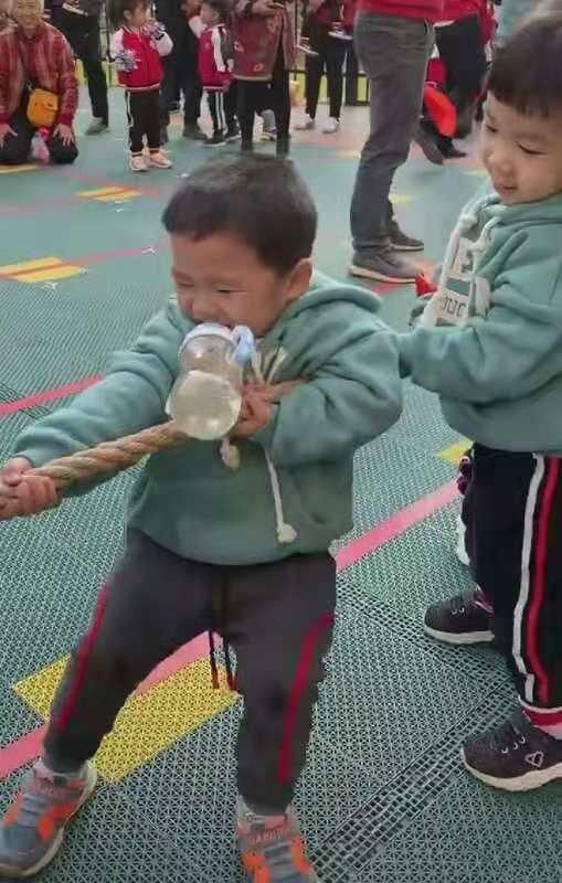 幼儿园宝宝参加拔河比赛吃奶的劲都使出来了！