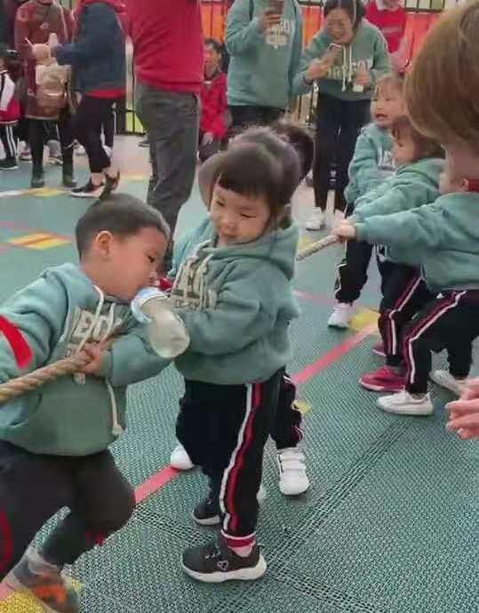 幼儿园宝宝参加拔河比赛吃奶的劲都使出来了！