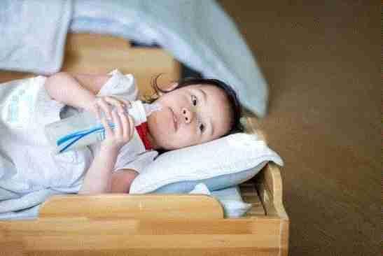 幼儿园宝宝参加拔河比赛吃奶的劲都使出来了！