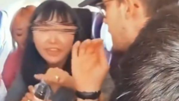 女子在飞机上搭讪老外，全程喋喋不休声音嘈杂，引发乘客不满
