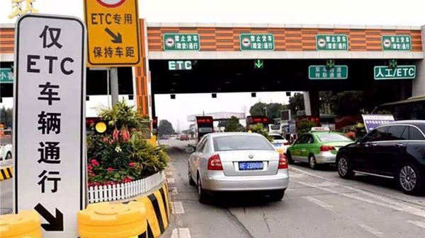 高速ETC通道空空荡荡，人工通道排起长龙？收费员：都聪明了