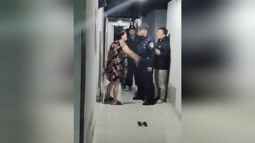 筒子楼内大妈深夜哭喊2小时 民警来后将居民护在身后