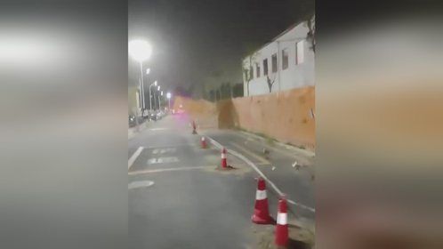 郑州突然刮大风 施工的铁皮围挡被掀飞