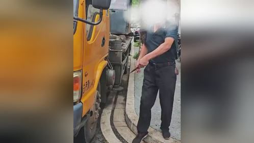吊车维修高空线路临时停路边 大爷冲出来要给车放气
