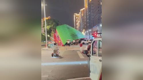 危险！狂风突然来袭路边充气堡被掀翻