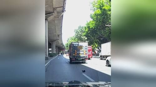 货拉拉变道刮掉小车反光镜 结果丝毫没停就开走了