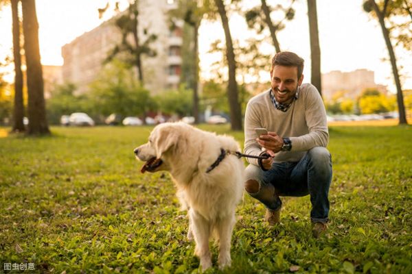 想让狗狗乖乖陪你散步？训犬师教你三个技巧，让被狗遛变成遛狗