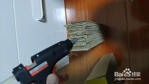 废纸箱自制猫抓板