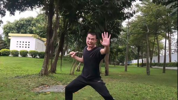 李小龙的这段双截棍真霸气,学会不难,难点是架势和气势