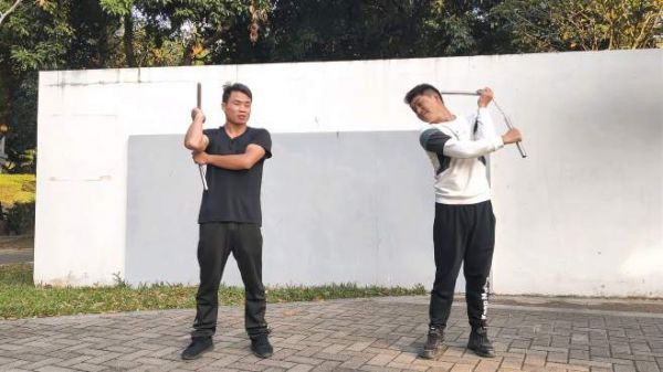 小伙教兄弟练双节棍,不知为何,看兄弟练总想笑