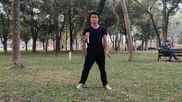 小伙送外卖被停工2小时,心里不爽就去耍双节棍,看他耍得如何