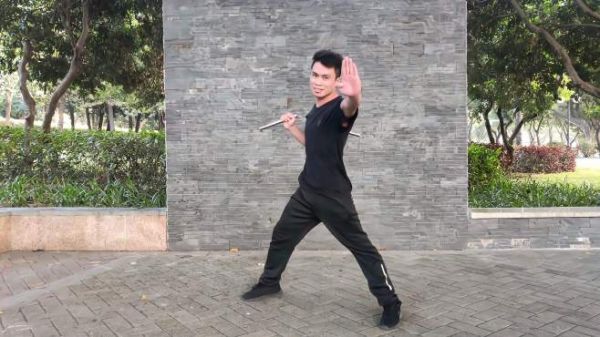 小伙好久没练双节棍了,今天有空就表演两个套路,看练得如何