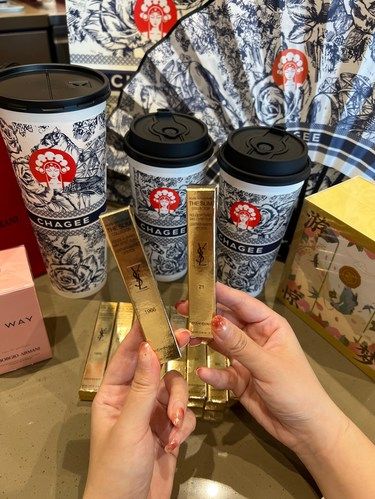 喝个奶茶送口红…好卷啊…