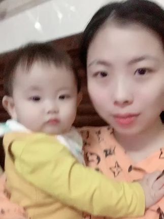 桉琪:一开始以为她会害怕,谁知道她还笑了#小家伙还挺会配合 #娘俩的日常 #母女合拍 #我的女孩 #陪你疯陪你笑陪你闹