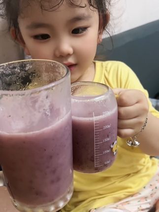 桉琪:饭后一杯新鲜葡萄苹果汁#无忧无虑的童年 #治愈系笑容 #平平淡淡小日子 #萌宝小吃货