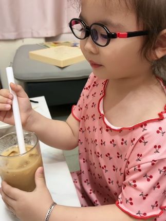 桉琪:自己在家做西米奶茶#无忧无虑的童年 #萌宝小吃货 #妈呀太香了