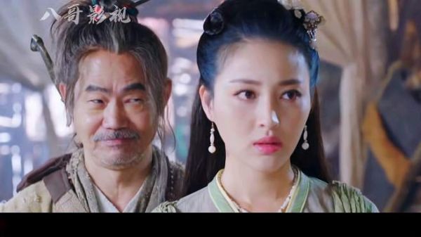 泡妞还是师傅厉害，武林第一美女都被唬得一愣一愣的，芳心大乱