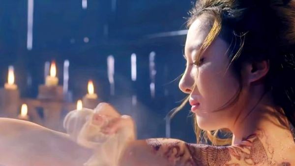 黑店土匪偷看美女洗澡，色字头上一把刀，带刺的玫瑰不好惹