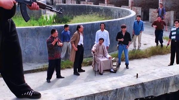 元华老戏骨经典作品，抽雪茄打架的表情很到位，最后被5个女人暴揍